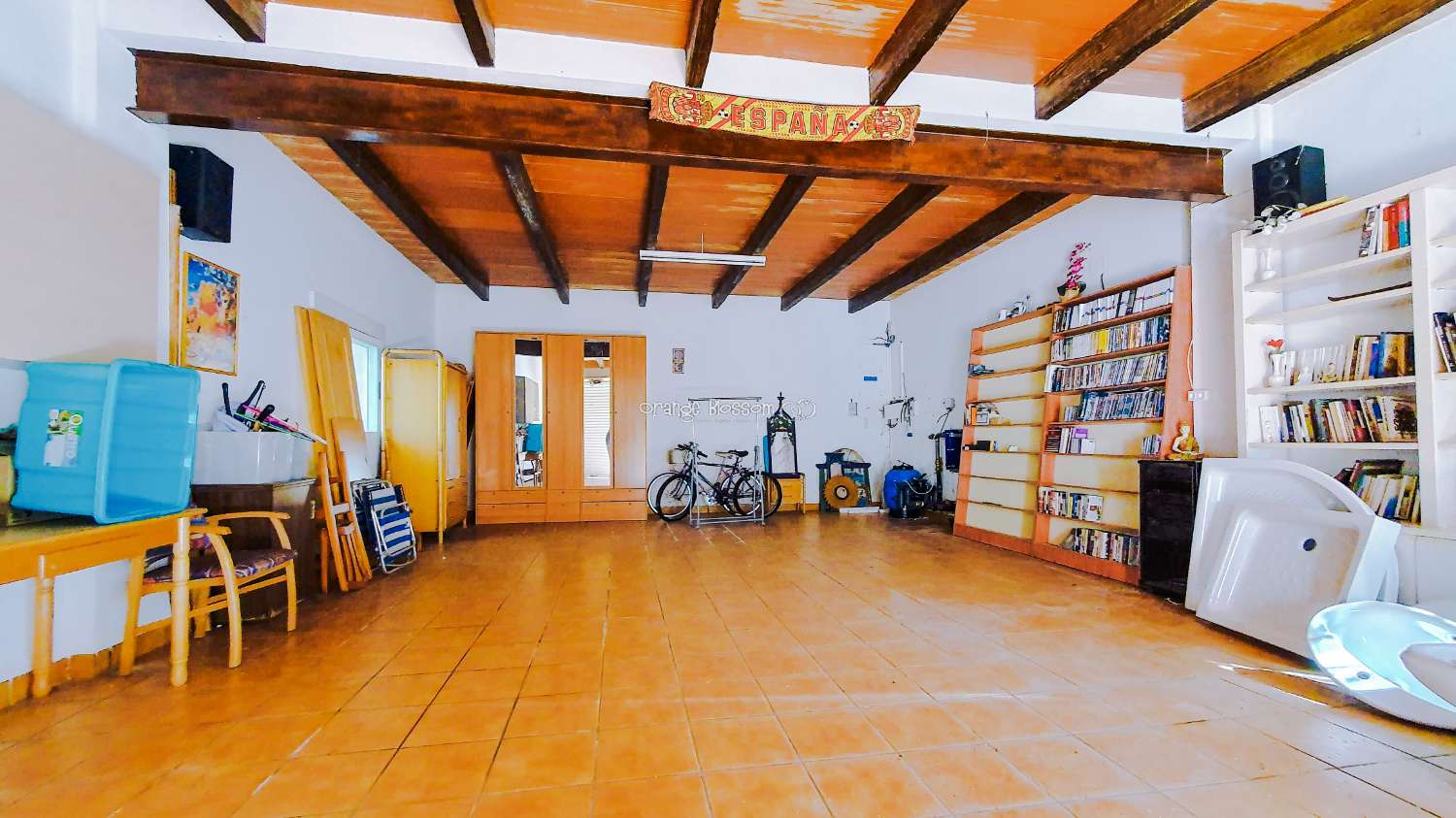 Ein wunderschön gebautes Haus in einer friedlichen ländlichen Umgebung.