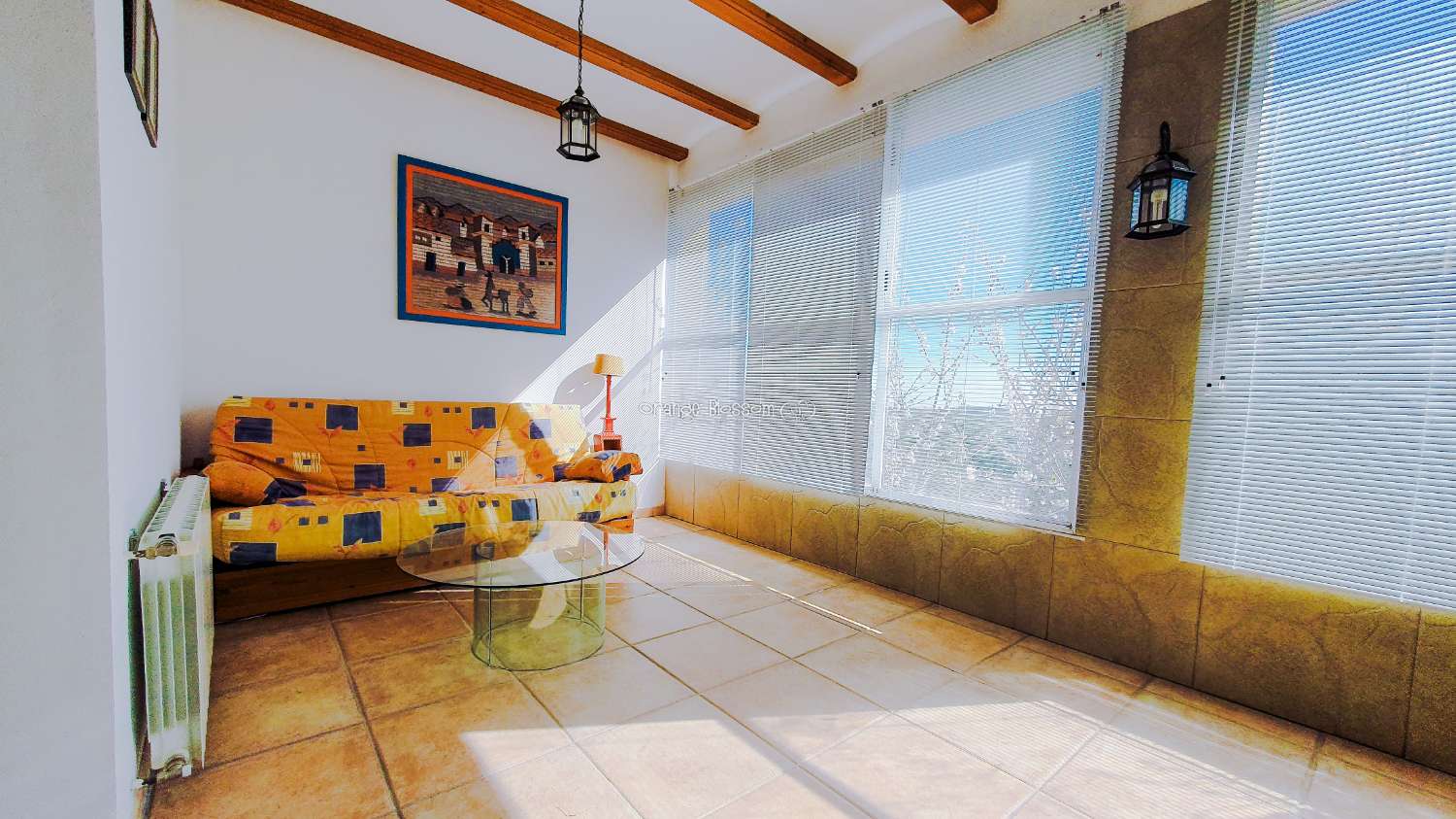 Ein wunderschön gebautes Haus in einer friedlichen ländlichen Umgebung.