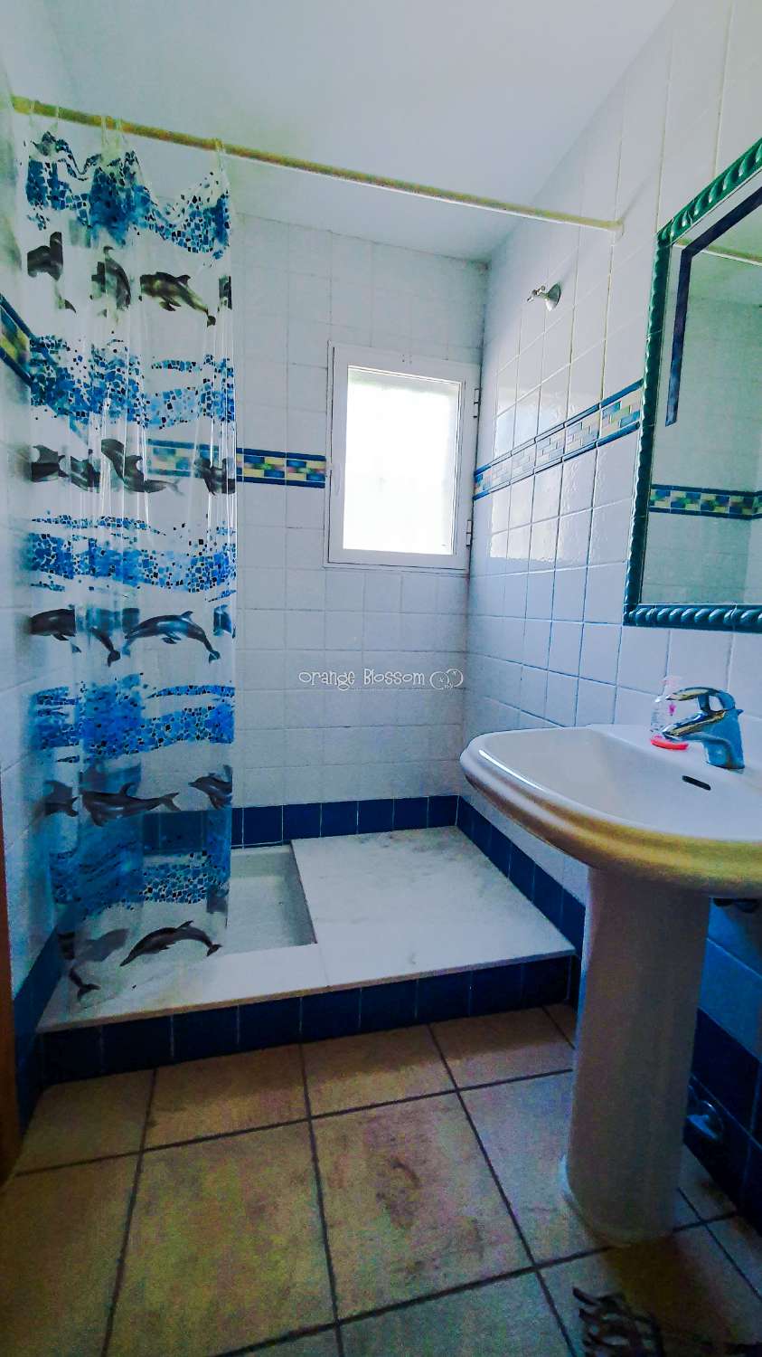 Ein wunderschön gebautes Haus in einer friedlichen ländlichen Umgebung.