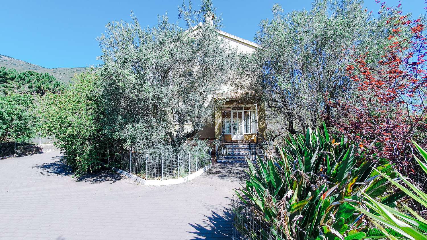 Ein wunderschön gebautes Haus in einer friedlichen ländlichen Umgebung.