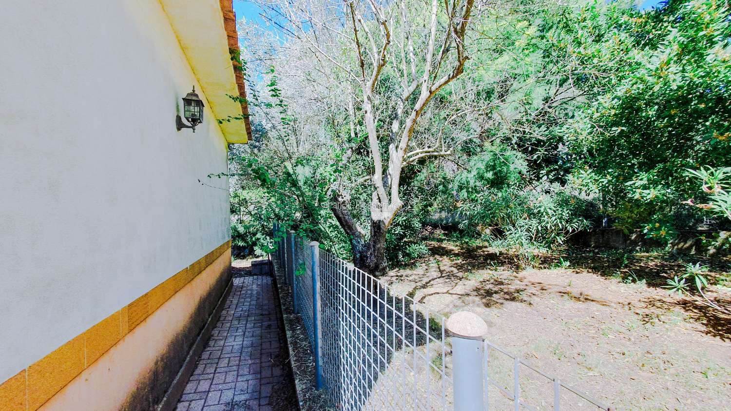 Ein wunderschön gebautes Haus in einer friedlichen ländlichen Umgebung.