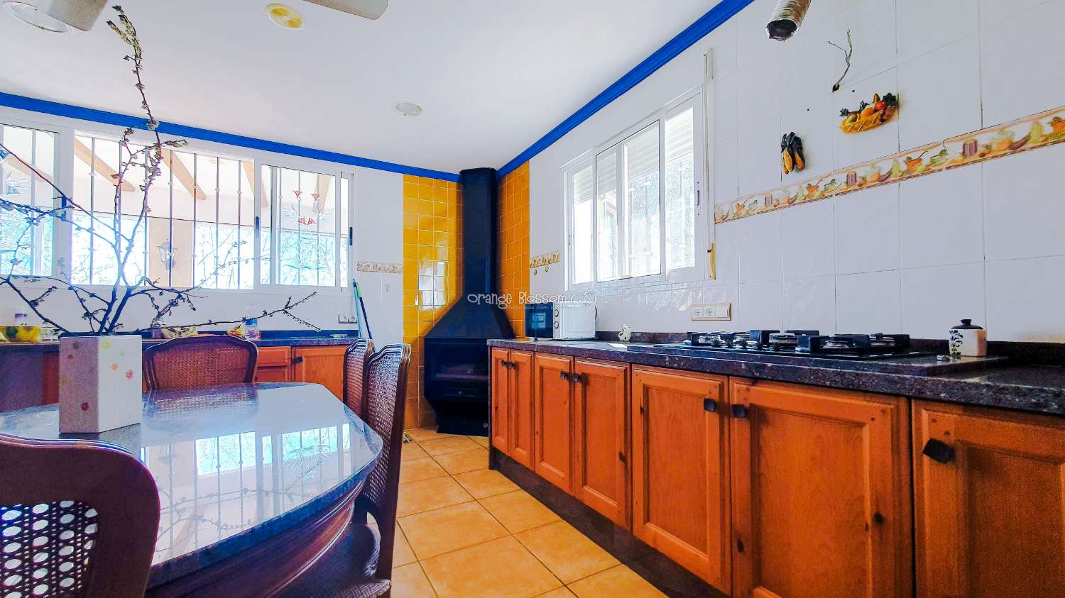 Ein wunderschön gebautes Haus in einer friedlichen ländlichen Umgebung.