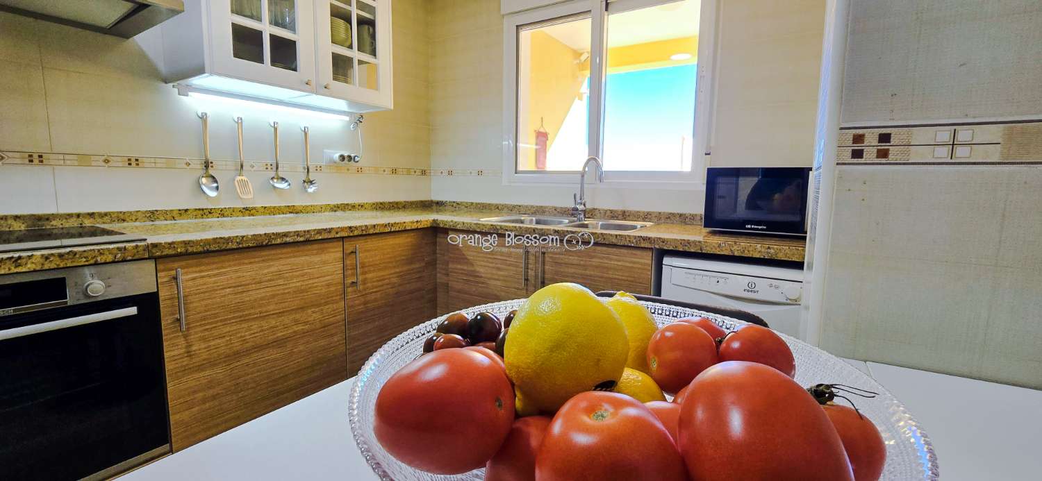 Dieses wunderschön gestaltete dreistöckige Adosado bietet fantastische Ausblicke und bietet 181 m² gut gestaltete Wohnfläche.