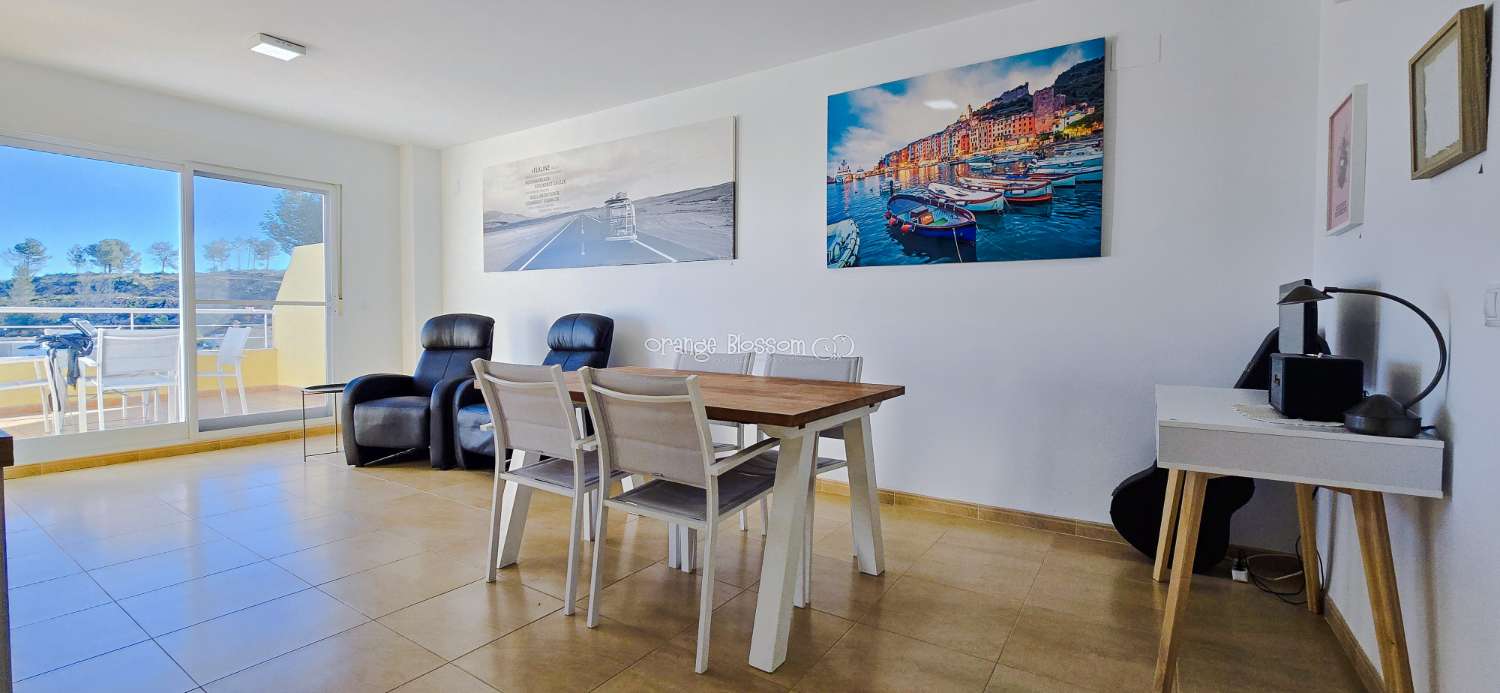 Dieses wunderschön gestaltete dreistöckige Adosado bietet fantastische Ausblicke und bietet 181 m² gut gestaltete Wohnfläche.