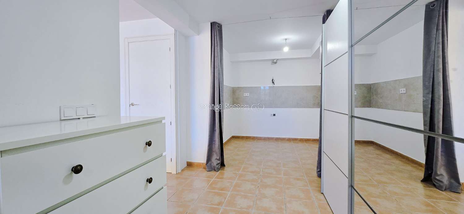 Dieses wunderschön gestaltete dreistöckige Adosado bietet fantastische Ausblicke und bietet 181 m² gut gestaltete Wohnfläche.