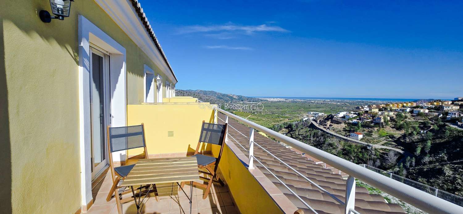 Dieses wunderschön gestaltete dreistöckige Adosado bietet fantastische Ausblicke und bietet 181 m² gut gestaltete Wohnfläche.