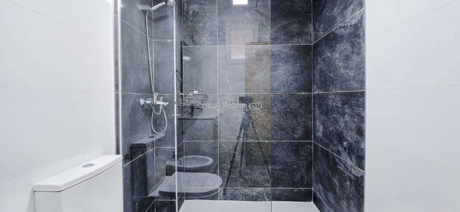 Dieses wunderschön gestaltete dreistöckige Adosado bietet fantastische Ausblicke und bietet 181 m² gut gestaltete Wohnfläche.