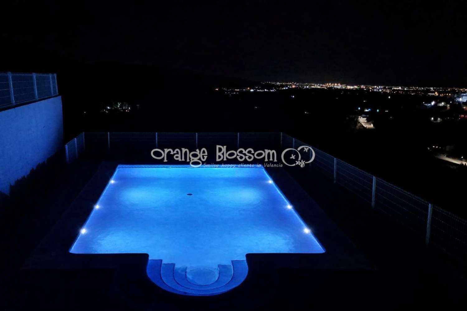 Dieses wunderschön gestaltete dreistöckige Adosado bietet fantastische Ausblicke und bietet 181 m² gut gestaltete Wohnfläche.