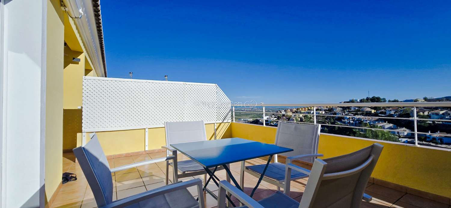 Dieses wunderschön gestaltete dreistöckige Adosado bietet fantastische Ausblicke und bietet 181 m² gut gestaltete Wohnfläche.