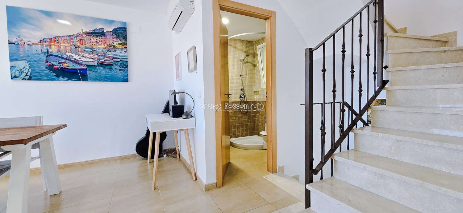 Dieses wunderschön gestaltete dreistöckige Adosado bietet fantastische Ausblicke und bietet 181 m² gut gestaltete Wohnfläche.