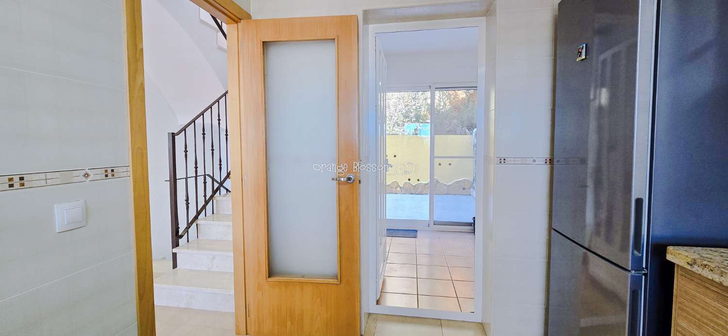 Dieses wunderschön gestaltete dreistöckige Adosado bietet fantastische Ausblicke und bietet 181 m² gut gestaltete Wohnfläche.