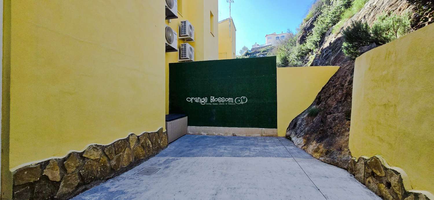 Dieses wunderschön gestaltete dreistöckige Adosado bietet fantastische Ausblicke und bietet 181 m² gut gestaltete Wohnfläche.