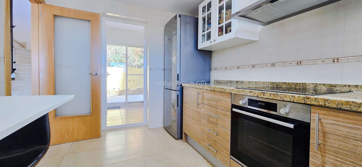 Dieses wunderschön gestaltete dreistöckige Adosado bietet fantastische Ausblicke und bietet 181 m² gut gestaltete Wohnfläche.