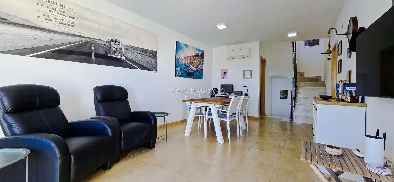 Dieses wunderschön gestaltete dreistöckige Adosado bietet fantastische Ausblicke und bietet 181 m² gut gestaltete Wohnfläche.