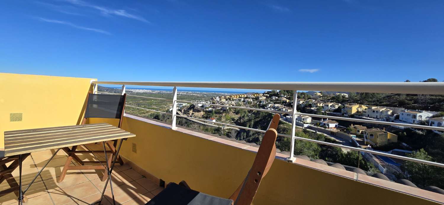 Dieses wunderschön gestaltete dreistöckige Adosado bietet fantastische Ausblicke und bietet 181 m² gut gestaltete Wohnfläche.