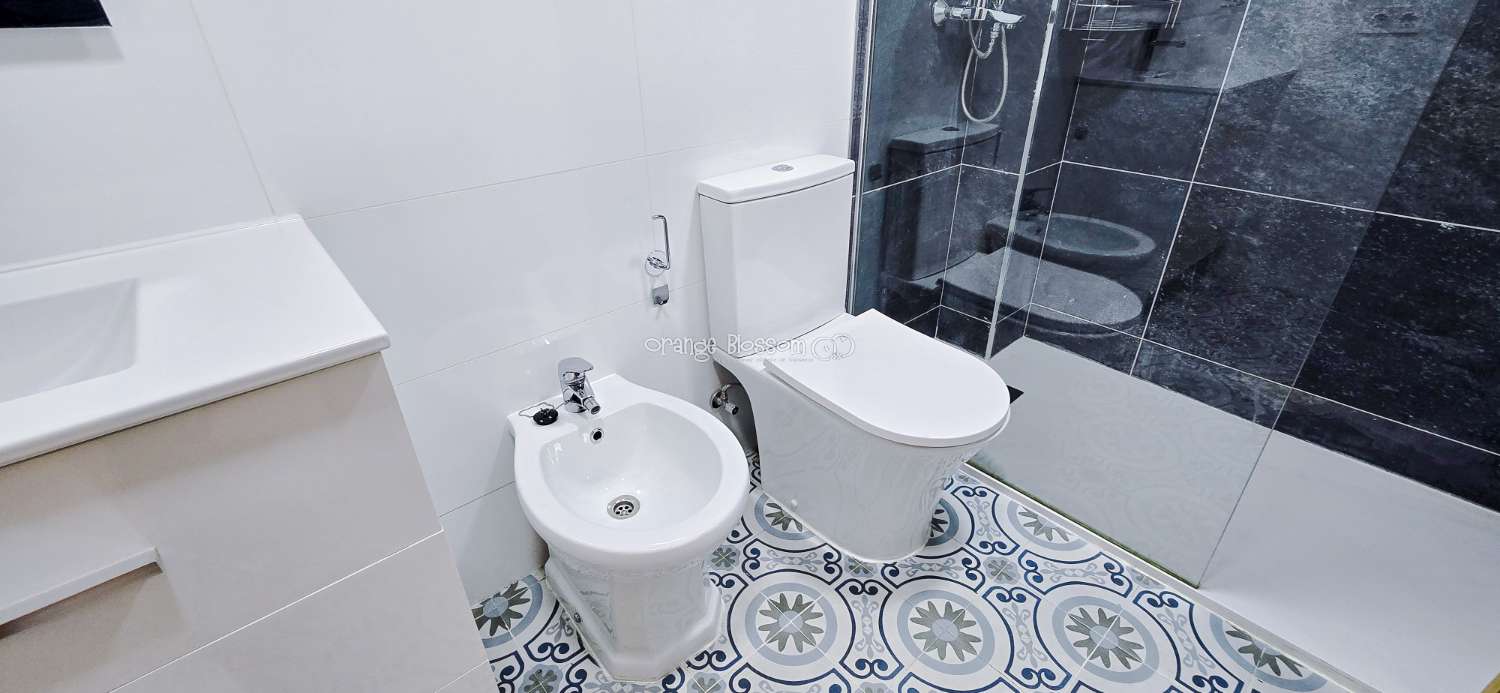 Dieses wunderschön gestaltete dreistöckige Adosado bietet fantastische Ausblicke und bietet 181 m² gut gestaltete Wohnfläche.