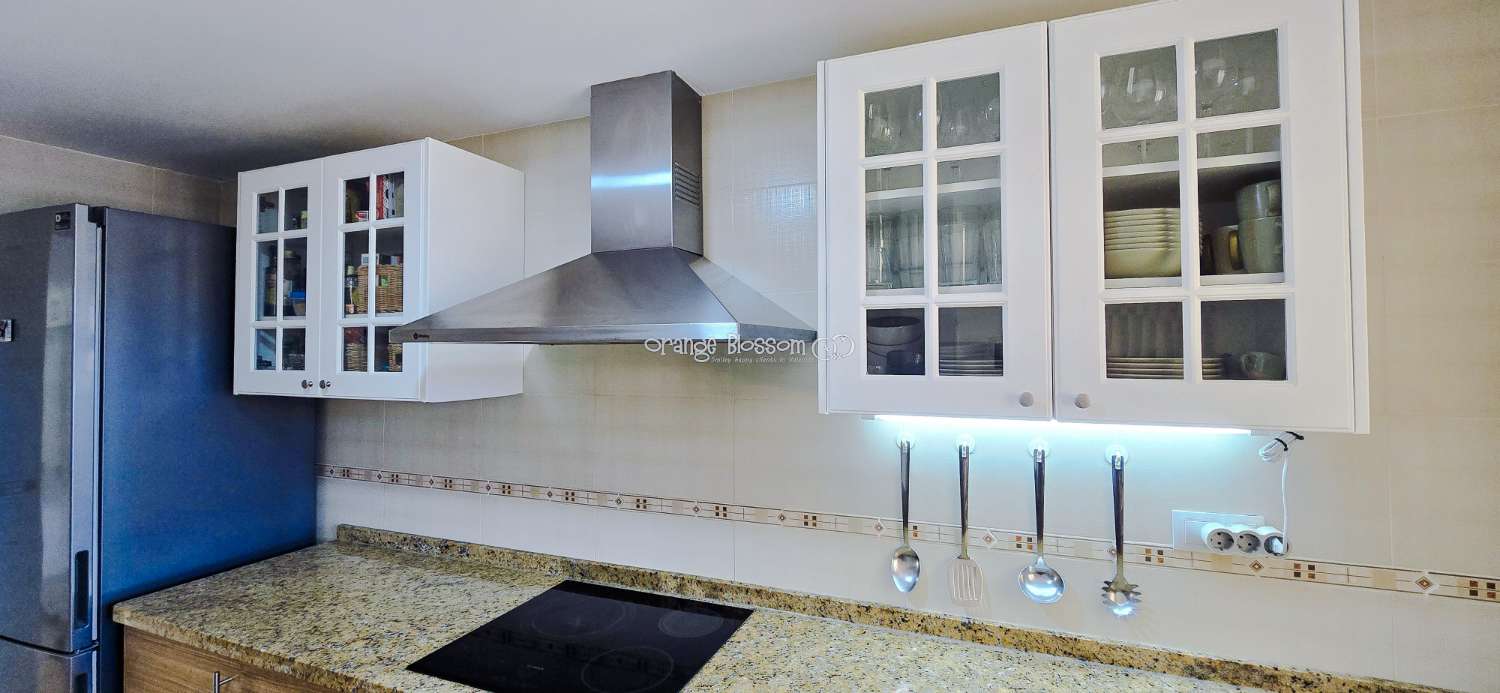 Dieses wunderschön gestaltete dreistöckige Adosado bietet fantastische Ausblicke und bietet 181 m² gut gestaltete Wohnfläche.