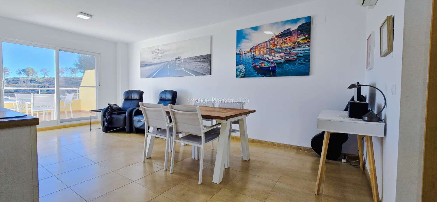 Dieses wunderschön gestaltete dreistöckige Adosado bietet fantastische Ausblicke und bietet 181 m² gut gestaltete Wohnfläche.