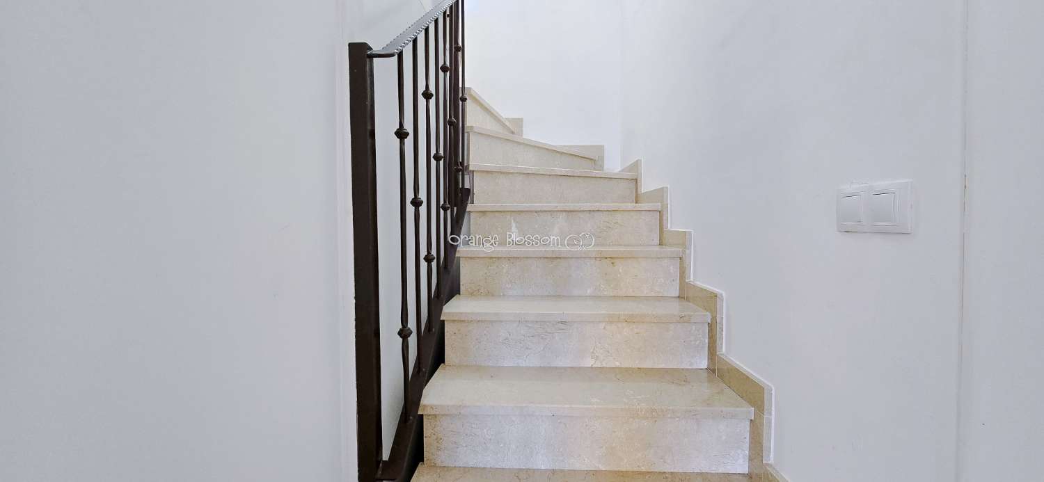 Dieses wunderschön gestaltete dreistöckige Adosado bietet fantastische Ausblicke und bietet 181 m² gut gestaltete Wohnfläche.