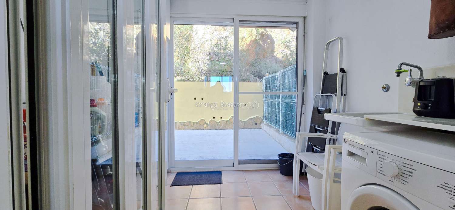 Dieses wunderschön gestaltete dreistöckige Adosado bietet fantastische Ausblicke und bietet 181 m² gut gestaltete Wohnfläche.