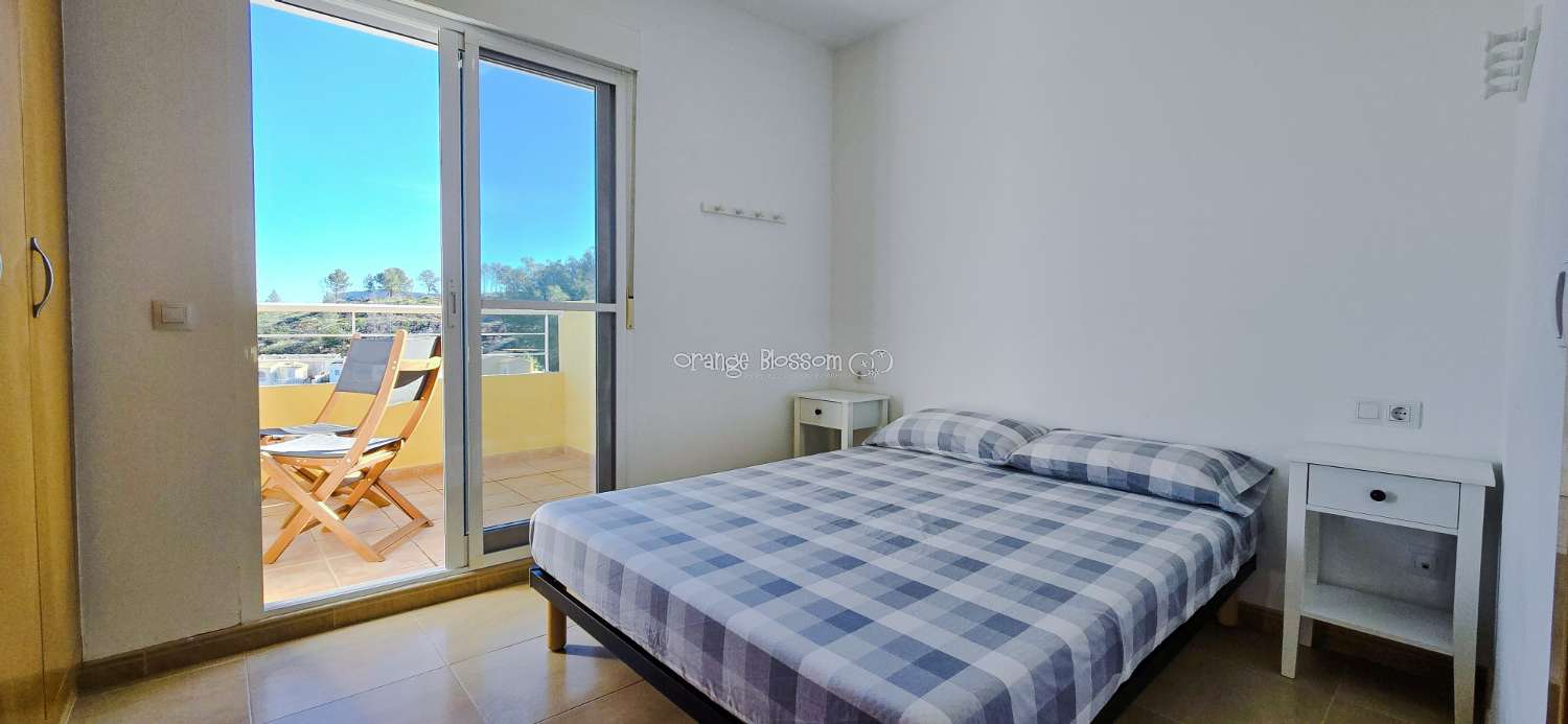 Dieses wunderschön gestaltete dreistöckige Adosado bietet fantastische Ausblicke und bietet 181 m² gut gestaltete Wohnfläche.