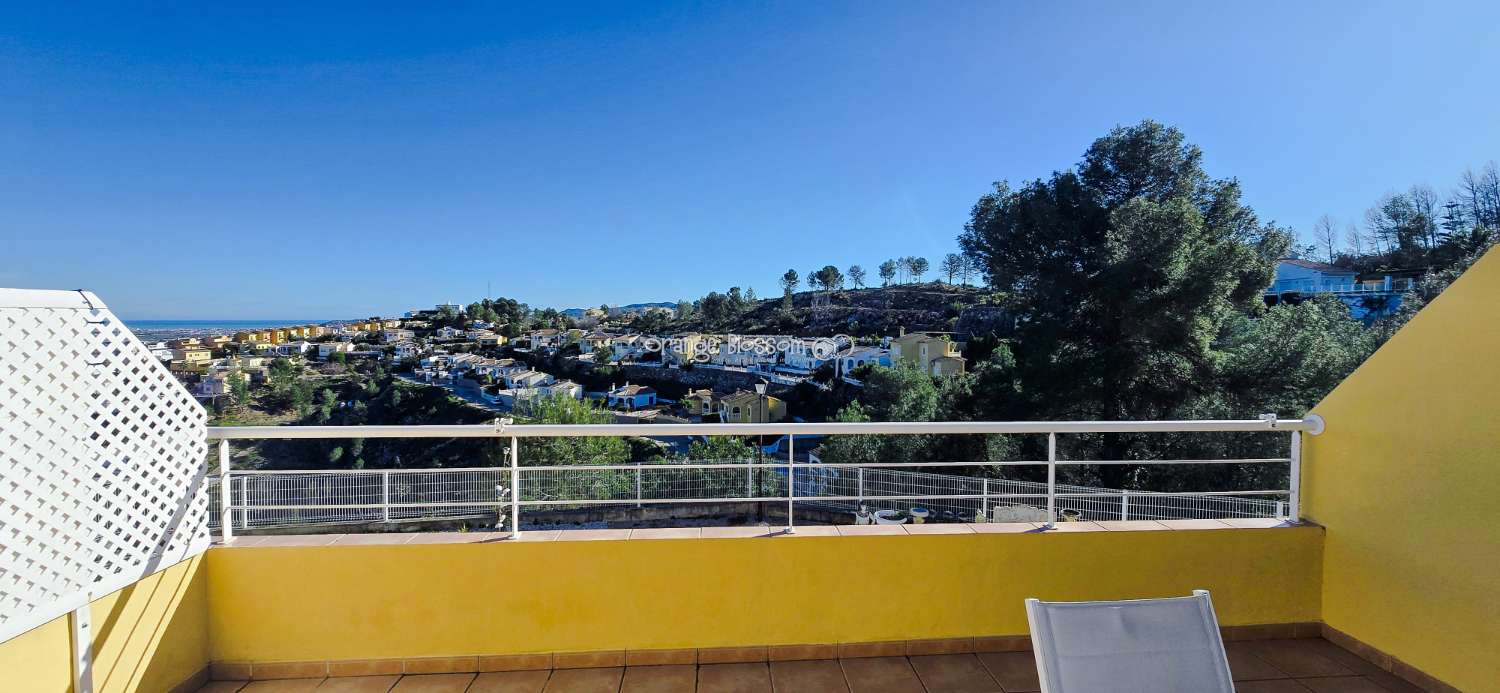 Dieses wunderschön gestaltete dreistöckige Adosado bietet fantastische Ausblicke und bietet 181 m² gut gestaltete Wohnfläche.