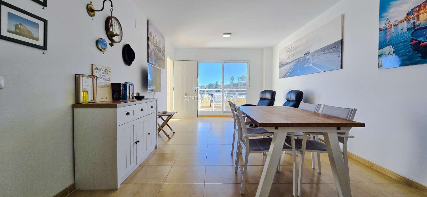 Dieses wunderschön gestaltete dreistöckige Adosado bietet fantastische Ausblicke und bietet 181 m² gut gestaltete Wohnfläche.