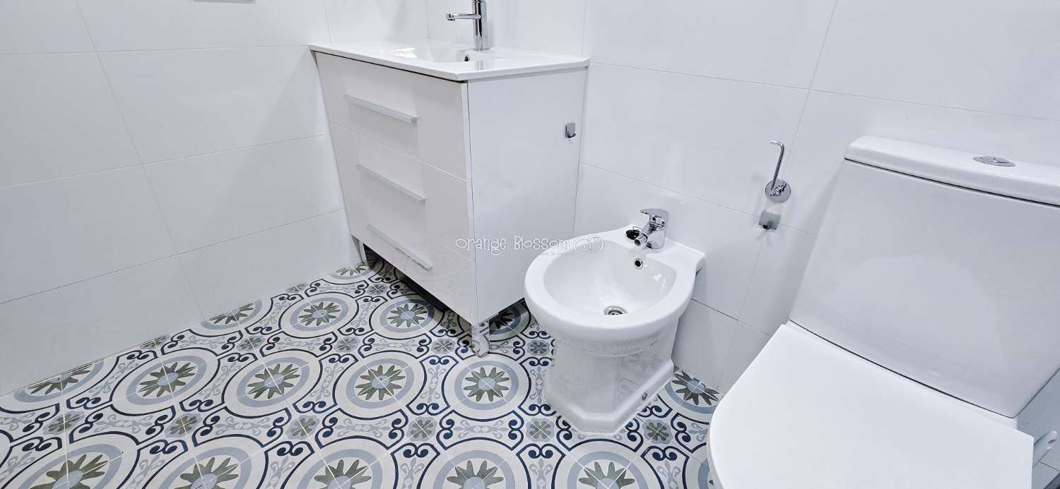 Dieses wunderschön gestaltete dreistöckige Adosado bietet fantastische Ausblicke und bietet 181 m² gut gestaltete Wohnfläche.