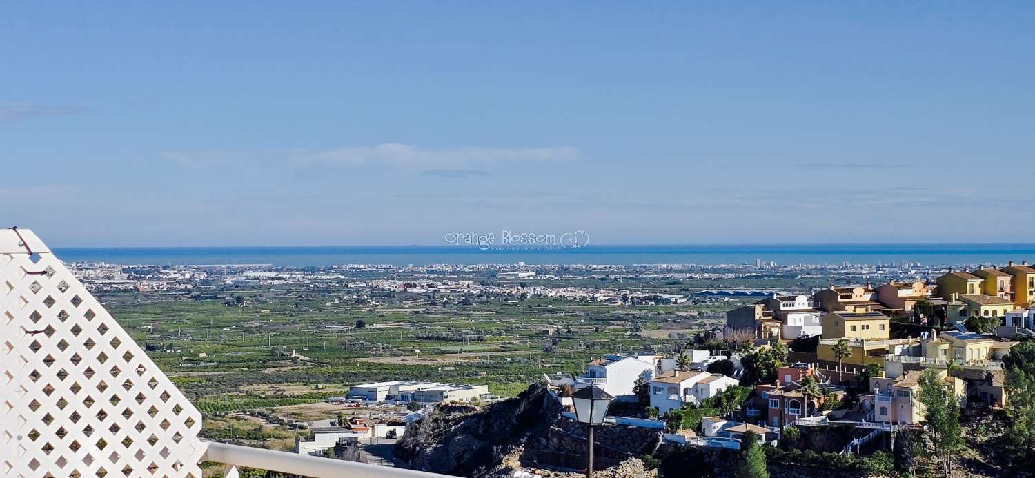 Dieses wunderschön gestaltete dreistöckige Adosado bietet fantastische Ausblicke und bietet 181 m² gut gestaltete Wohnfläche.
