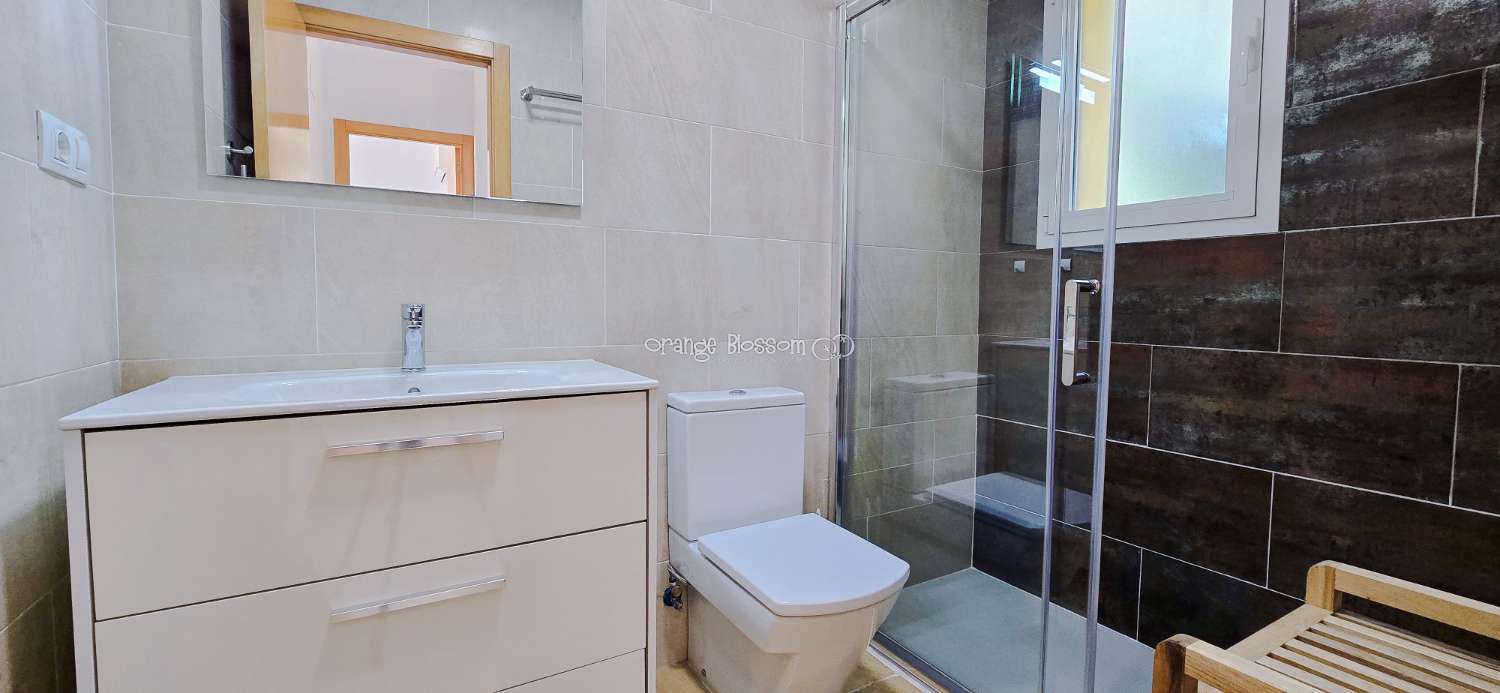 Dieses wunderschön gestaltete dreistöckige Adosado bietet fantastische Ausblicke und bietet 181 m² gut gestaltete Wohnfläche.