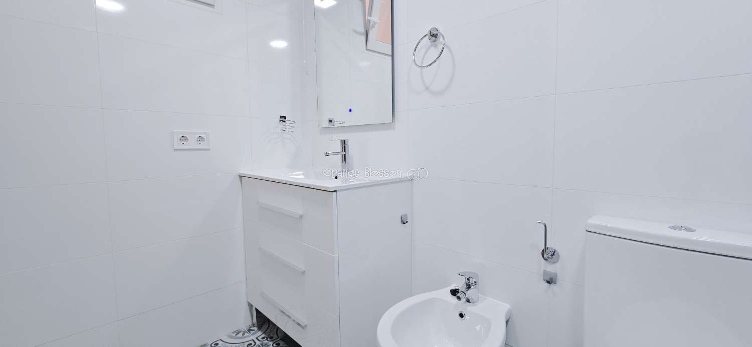 Dieses wunderschön gestaltete dreistöckige Adosado bietet fantastische Ausblicke und bietet 181 m² gut gestaltete Wohnfläche.