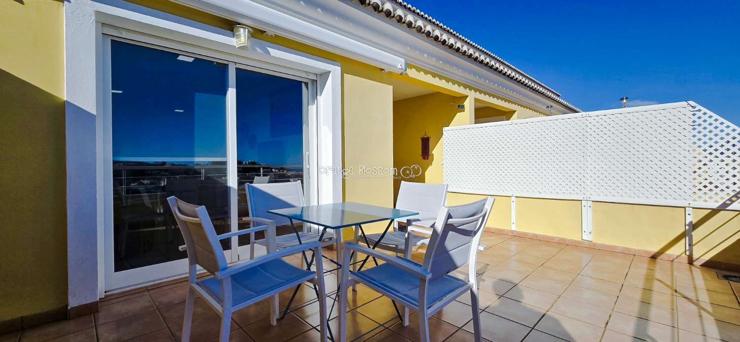 Dieses wunderschön gestaltete dreistöckige Adosado bietet fantastische Ausblicke und bietet 181 m² gut gestaltete Wohnfläche.