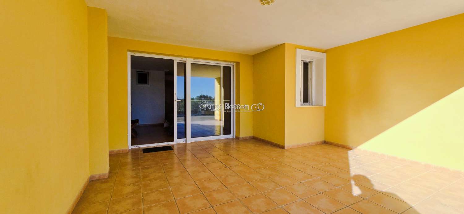 Dieses wunderschön gestaltete dreistöckige Adosado bietet fantastische Ausblicke und bietet 181 m² gut gestaltete Wohnfläche.