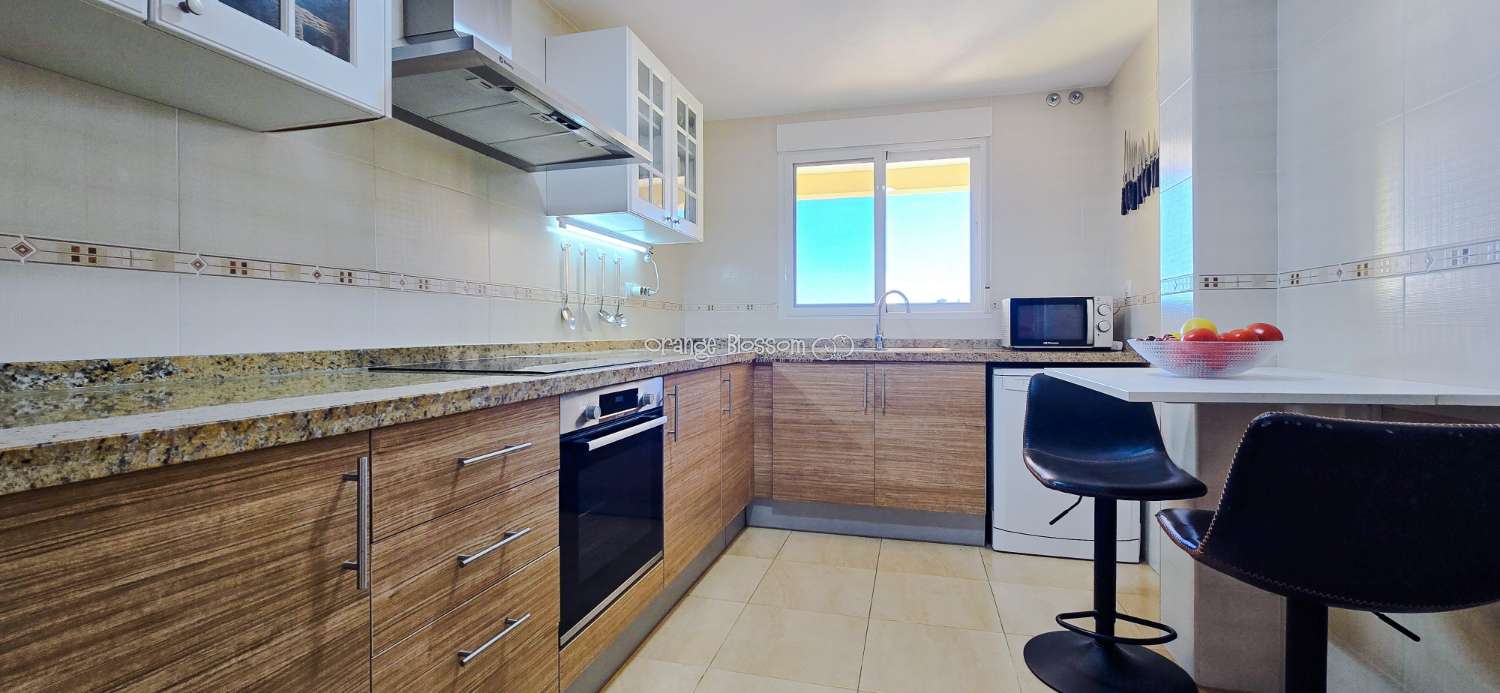 Dieses wunderschön gestaltete dreistöckige Adosado bietet fantastische Ausblicke und bietet 181 m² gut gestaltete Wohnfläche.