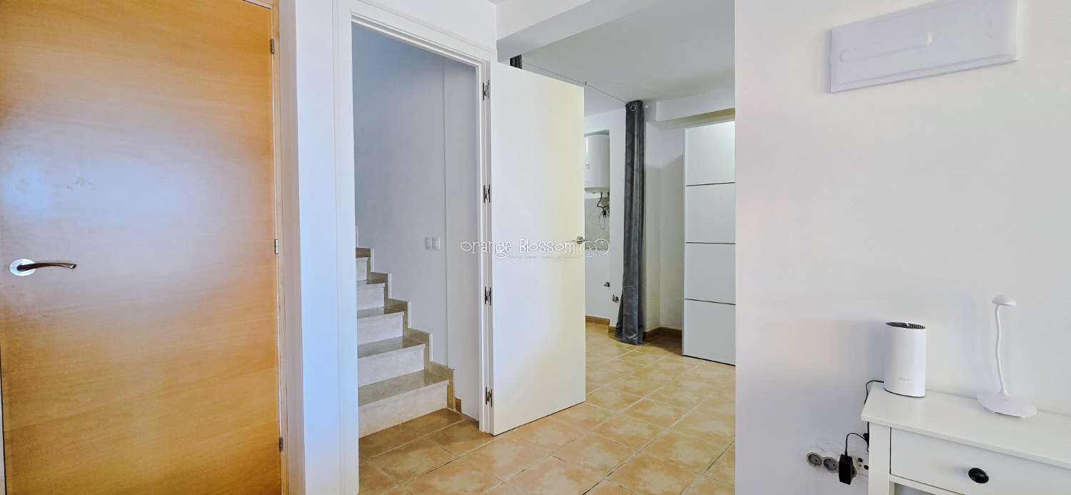 Dieses wunderschön gestaltete dreistöckige Adosado bietet fantastische Ausblicke und bietet 181 m² gut gestaltete Wohnfläche.