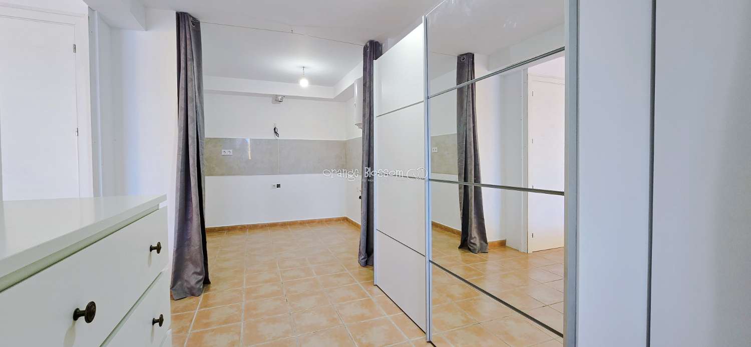 Dieses wunderschön gestaltete dreistöckige Adosado bietet fantastische Ausblicke und bietet 181 m² gut gestaltete Wohnfläche.