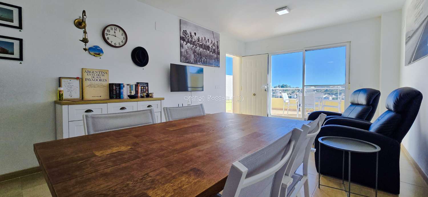 Dieses wunderschön gestaltete dreistöckige Adosado bietet fantastische Ausblicke und bietet 181 m² gut gestaltete Wohnfläche.