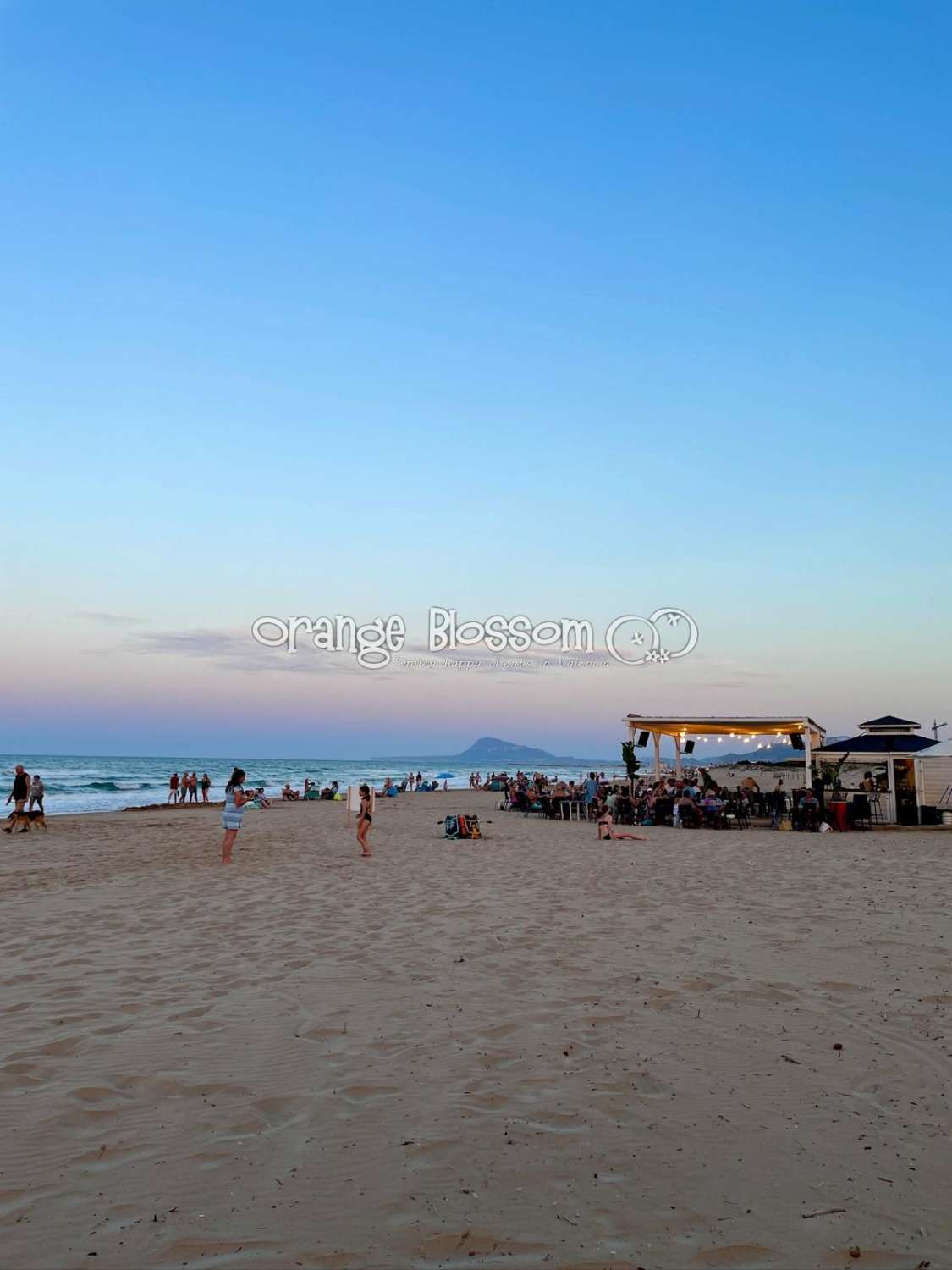 Dieses wunderschön gestaltete dreistöckige Adosado bietet fantastische Ausblicke und bietet 181 m² gut gestaltete Wohnfläche.