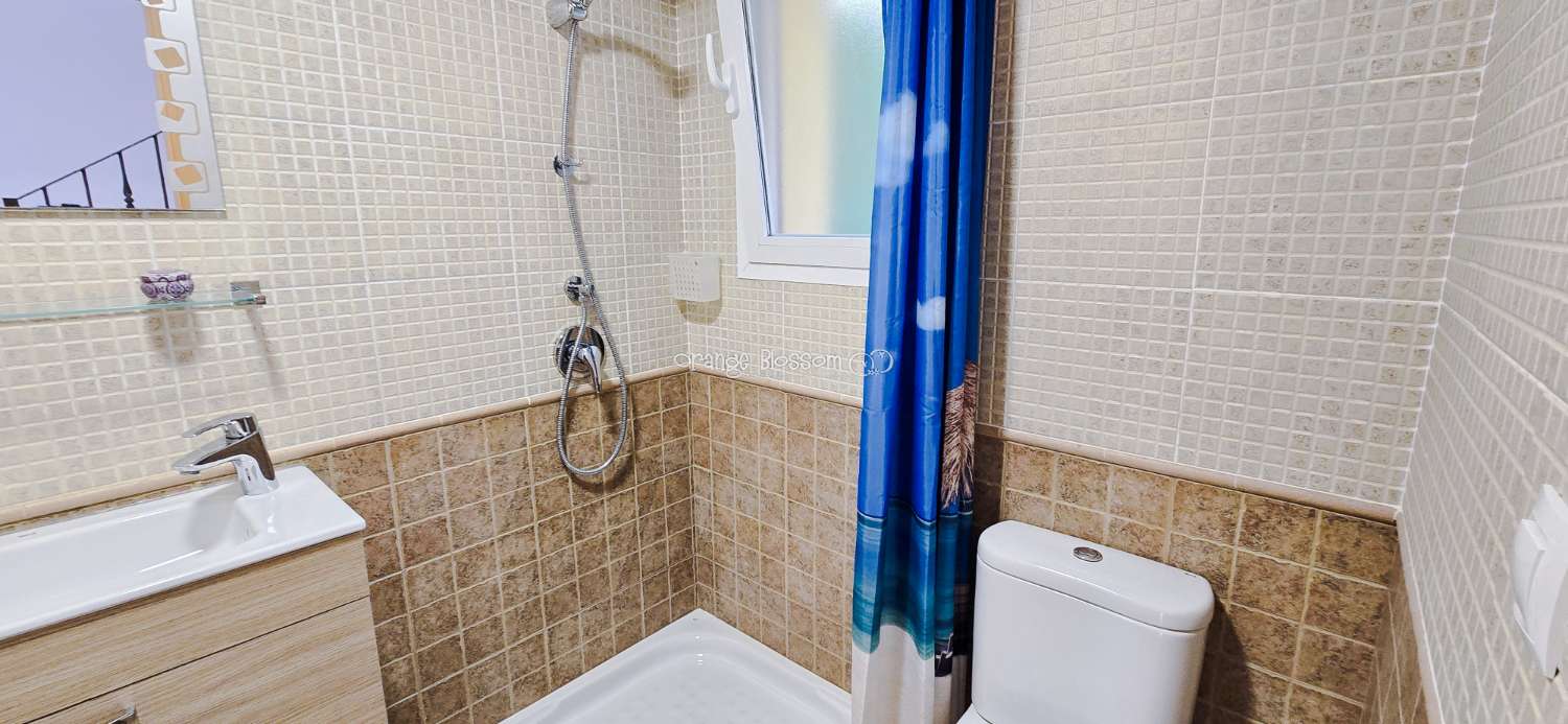 Dieses wunderschön gestaltete dreistöckige Adosado bietet fantastische Ausblicke und bietet 181 m² gut gestaltete Wohnfläche.