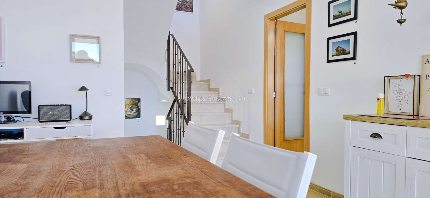 Dieses wunderschön gestaltete dreistöckige Adosado bietet fantastische Ausblicke und bietet 181 m² gut gestaltete Wohnfläche.