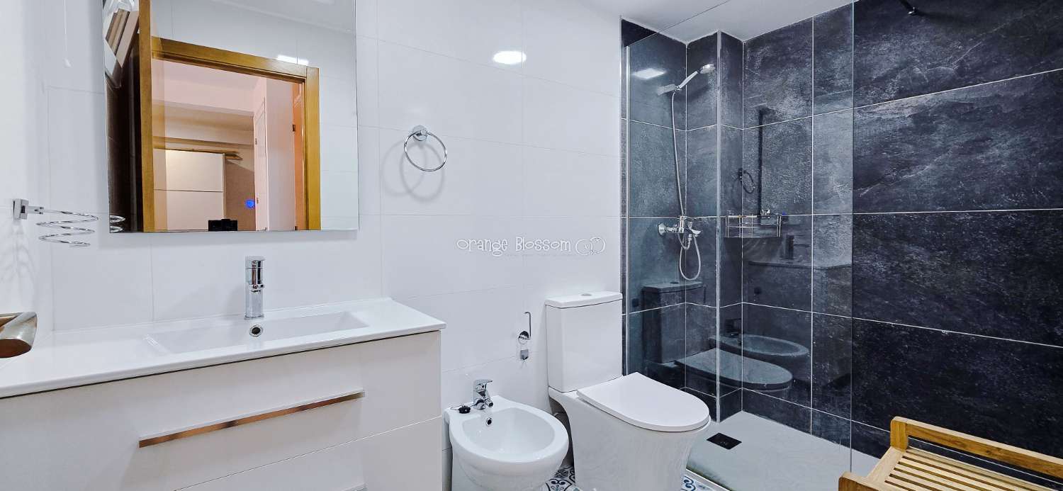 Dieses wunderschön gestaltete dreistöckige Adosado bietet fantastische Ausblicke und bietet 181 m² gut gestaltete Wohnfläche.