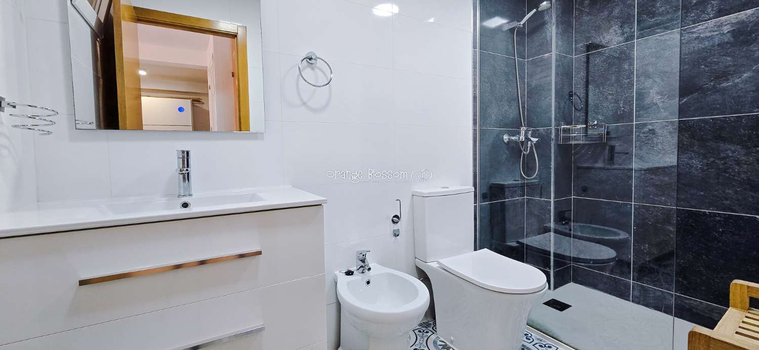 Dieses wunderschön gestaltete dreistöckige Adosado bietet fantastische Ausblicke und bietet 181 m² gut gestaltete Wohnfläche.