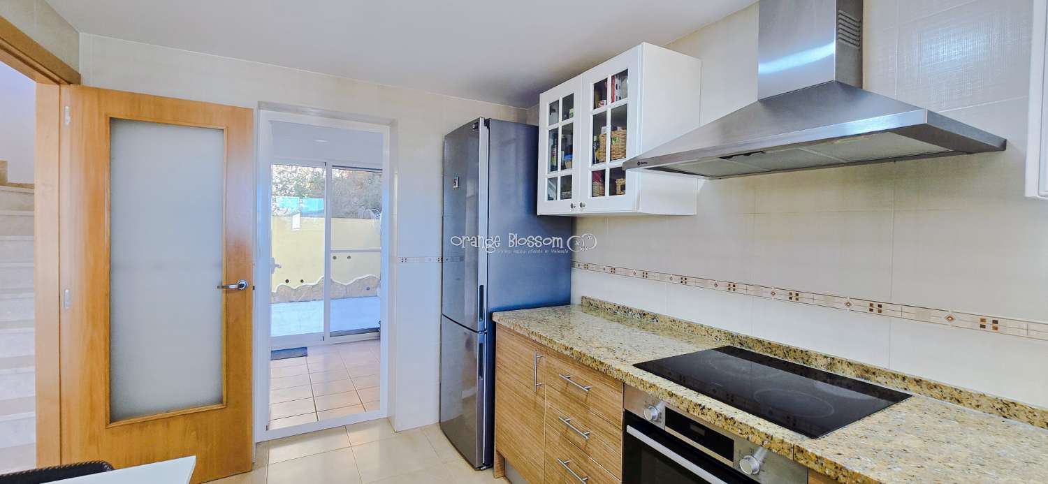 Dieses wunderschön gestaltete dreistöckige Adosado bietet fantastische Ausblicke und bietet 181 m² gut gestaltete Wohnfläche.