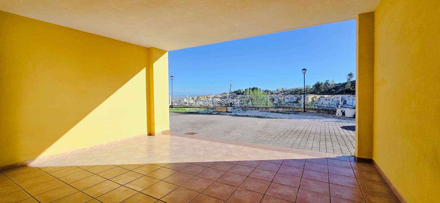 Dieses wunderschön gestaltete dreistöckige Adosado bietet fantastische Ausblicke und bietet 181 m² gut gestaltete Wohnfläche.