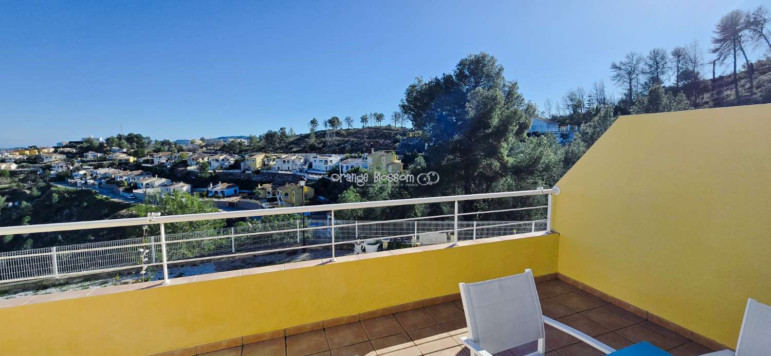 Dieses wunderschön gestaltete dreistöckige Adosado bietet fantastische Ausblicke und bietet 181 m² gut gestaltete Wohnfläche.