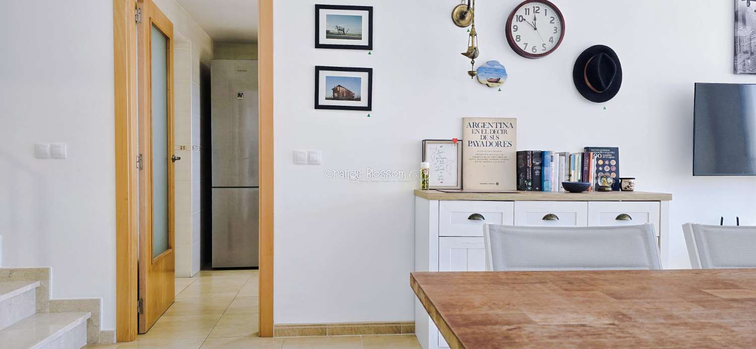 Dieses wunderschön gestaltete dreistöckige Adosado bietet fantastische Ausblicke und bietet 181 m² gut gestaltete Wohnfläche.