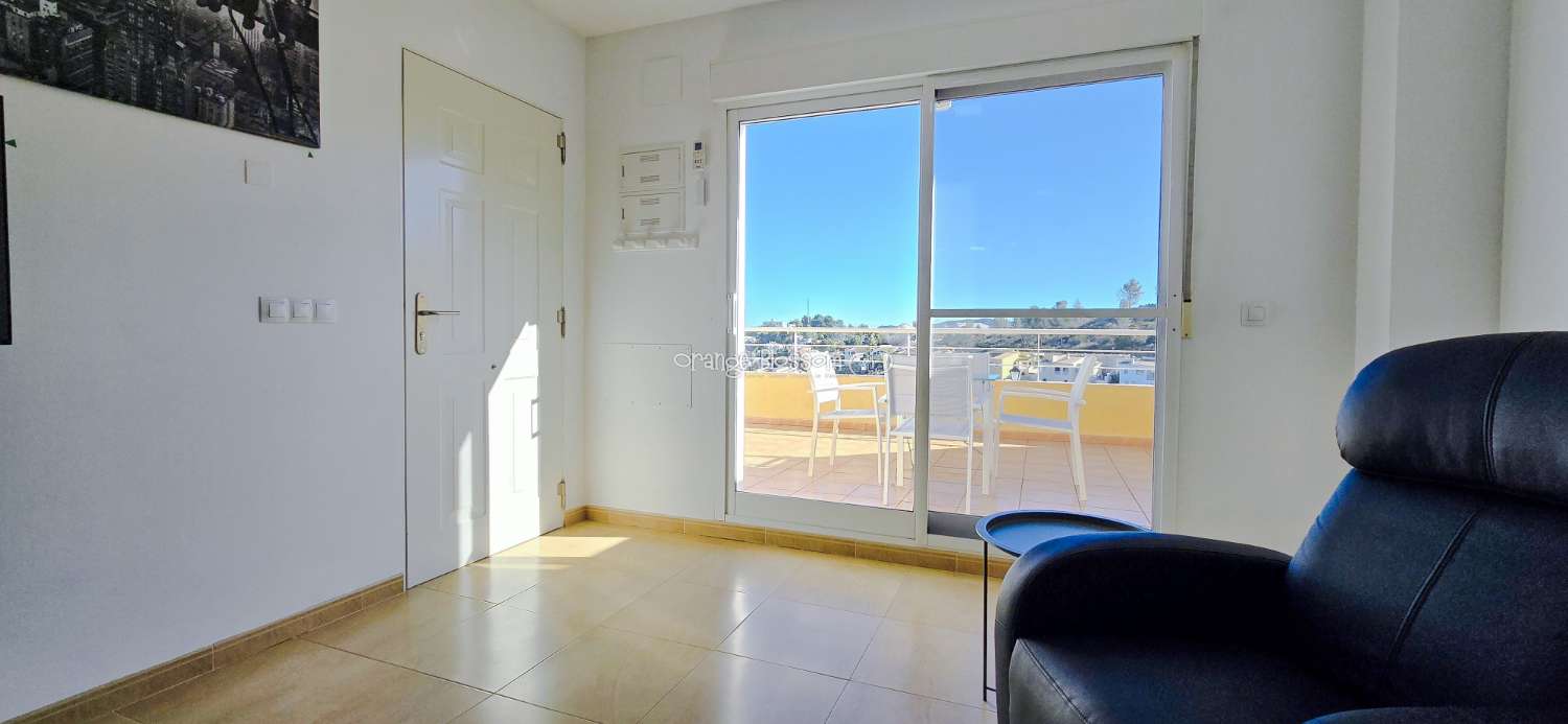 Dieses wunderschön gestaltete dreistöckige Adosado bietet fantastische Ausblicke und bietet 181 m² gut gestaltete Wohnfläche.