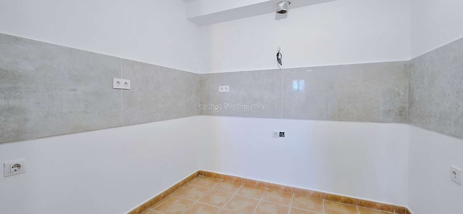 Dieses wunderschön gestaltete dreistöckige Adosado bietet fantastische Ausblicke und bietet 181 m² gut gestaltete Wohnfläche.