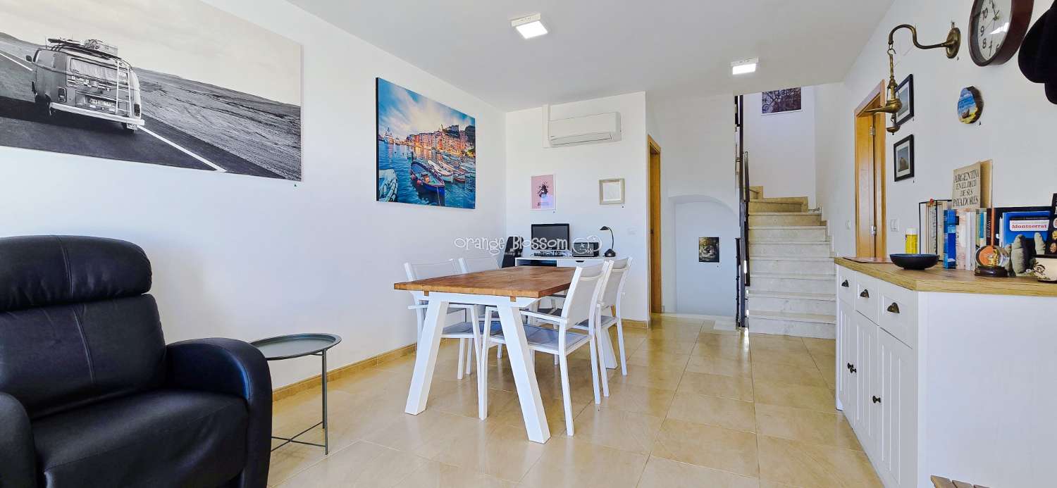 Dieses wunderschön gestaltete dreistöckige Adosado bietet fantastische Ausblicke und bietet 181 m² gut gestaltete Wohnfläche.