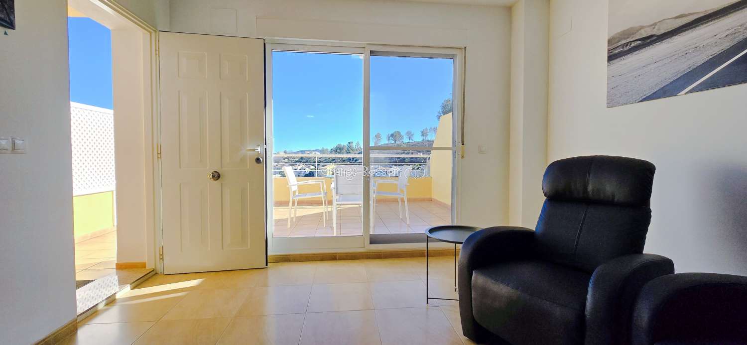 Dieses wunderschön gestaltete dreistöckige Adosado bietet fantastische Ausblicke und bietet 181 m² gut gestaltete Wohnfläche.